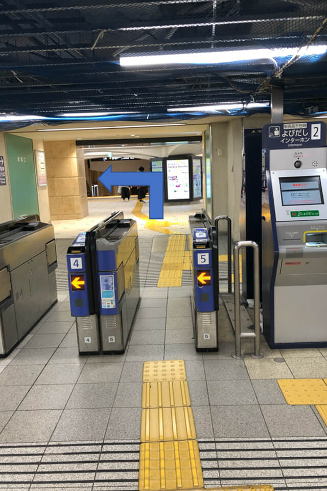 阪急神戸三宮駅東出口改札を出て左へ